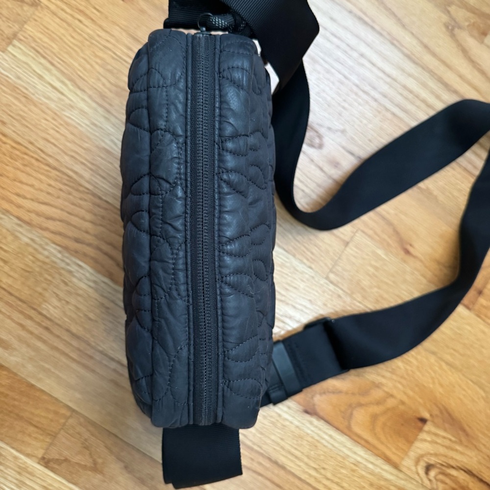 Lululemon quilted embrace black cross body bag - Picture 3 of 6